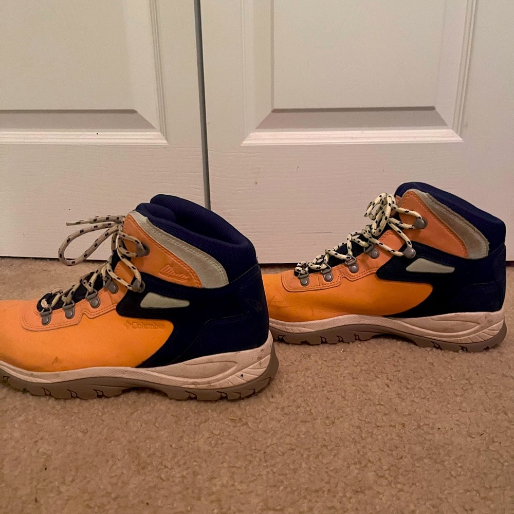 Columbia Peach Hiking Shoes - Newton Ridge Plus